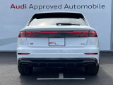 Audiのリヤディフューザーは、車両の後方での空気の流れを整え、乱流を減少させることで、走行安定性を向上させます。またスポーティで洗練された外観を提供し、全体のスタイルに一体感を持たせます。