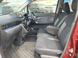 運転しやすい視界設計で、安全運転をサポートします。機能的なスイッチ類が操作しやすい位置に配置されています。