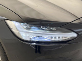 【LEDヘッドライト】悪天候や夜間走行時も良好な視界を確保し、安心して運転できる高輝度LEDヘッドライト!北欧神話に登場する「トールハンマー」をモチーフにした、一目でボルボとわかるデザインです。