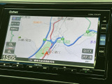 見やすい地図表示で、運転をサポートします。渋滞情報も確認でき、スムーズな移動を支援します。