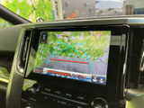 後方確認をサポートするモニター画面。狭い場所での運転や、荷物の積み下ろしも安心です。安全性を高めます。