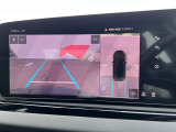 ●360度カメラ『車両の4つのカメラから得た映像を合成し、上空から眺めているような映像をモニターに映し出します。車両周辺の歩行者や障害物などの発見に役立ちます。』