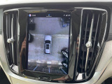 【360&deg;ビューカメラ】4台の高解像度カメラで360度の鳥瞰図を表示。隣の車や壁、死角にある障害物などを画面で確認できるため、狭いスペースでの駐車・出入りも安心です。