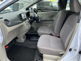 機能性を重視したシンプルな内装。運転に必要な情報を的確に表示し、安全運転をサポートします。
