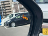 【ブラインドスポットモニター】走行中、ドアミラーの死角になりやすい箇所に後続車が接近するとサイドミラーのレンズに警告を表示!ドライバーに注意喚起をしてくれます。