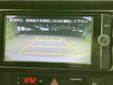 後方確認をサポートするモニターで、狭い道や駐車時も安心です。安全な運転をサポートする機能が充実しています。