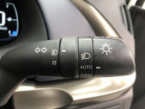 ライトスイッチです。「AUTO」にすると外の明るさに応じてスモールライト・ヘッドライトが自動でON・OFFします。夕暮れ時や屋内駐車場、トンネルなどに便利です。フォグランプもON・OFFできます。