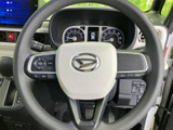 握りやすいステアリングは、運転の楽しさを高めます。オーディオやハンズフリー通話のスイッチも操作しやすい位置に配置されています。