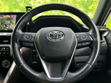 握りやすいステアリングは、運転の楽しさを向上させます。操作スイッチも配置されており、運転中に様々な操作をスムーズに行えます。