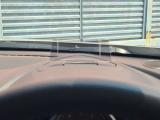 必要な情報を投影するヘッドアップディスプレイ(運転席前のガラス等に車速やナビ情報を投影する機能)。視線移動を抑え、速度やナビのルート案内、安全警告を直感的に確認。長距離運転でも疲れません。