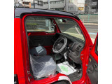 運転席シートは使用感も比較的少なく、破れや大きなヘタリはございません。清掃済みで気持ちよくお乗りいただけます。