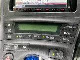 【オートエアコン】一度お好みの温度に設定すれば、車内の温度を検知し風量や温度を自動で調整。暑い&hellip;寒い&hellip;と何度もスイッチ操作をする必要はありません。快適な車内空間には必須の機能ですね♪