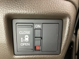 左側電動スライドドアは運転席からでも操作ができるように、ハンドル付近に開閉の操作スイッチが付いています。