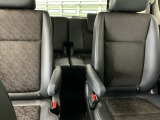 車外に出なくても運転席から3列目シートまで移動が可能です。子育てや荷物が多いときなど利便性が高いです