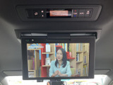 後席の乗員も楽しめるモニターを搭載。長距離移動も快適に過ごせます。家族や友人と一緒に、楽しいドライブ体験を。