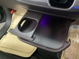 【ドリンクホルダー】と、さまざまな使い方のできる【スライドセンタートレー】運転席からも助手席からも自在に使えます。