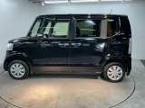 狭い駐車場でも、スライドドアならチャイルドシートへのお子さまの乗降や荷物の積載もスムーズ。