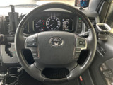 握りやすいステアリングは、運転操作をスムーズにします。快適なドライビングポジションを実現し、長距離運転も疲れにくいでしょう。