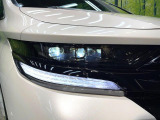 【LEDヘッドライト】悪天候や夜間走行時も良好な視界を確保し安心して運転できる高輝度LEDヘッドライトを装備!点灯速度が早く、消費電力も抑えられています。