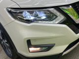 【LEDヘッドライト】悪天候や夜間走行時も良好な視界を確保し安心して運転できる高輝度LEDヘッドライトを装備!点灯速度が早く、消費電力も抑えられています。