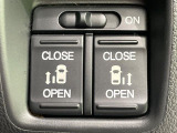 【両側パワースライドドア】スマートキーや運転席のスイッチで後席両側スライドドアの開閉が可能♪電動だから力を入れてドアを開ける必要が無く、小さなお子様でも簡単に開け閉めでき快適です♪
