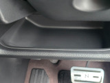 運転席周辺の収納も充実したドライバーズロアポケット。細かな使い勝手にも配慮されています。