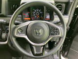 握りやすい形状のステアリングは、長時間の運転でも疲れにくい設計です。操作性にも優れ、快適なドライビングをサポートします。