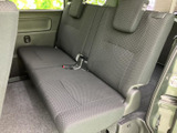 後部座席も広々としており、大人数での移動にも対応できます。快適な空間で、会話を楽しめます。