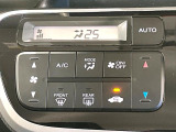 【オートエアコン】一度お好みの温度に設定すれば、車内の温度を検知し風量や温度を自動で調整。暑い&hellip;寒い&hellip;と何度もスイッチ操作をする必要はありません。快適な車内空間には必須の機能ですね♪
