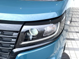 【LEDヘッドライト】悪天候や夜間走行時も良好な視界を確保し安心して運転できる高輝度LEDヘッドライトを装備!点灯速度が早く、消費電力も抑えられています。