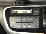 【オートエアコン】一度お好みの温度に設定すれば、車内の温度を検知し風量や温度を自動で調整。暑い&hellip;寒い&hellip;と何度もスイッチ操作をする必要はありません。快適な車内空間には必須の機能ですね♪