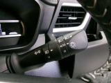 車外の明るさに応じて、自動的にライトの点灯・消灯を行います。