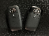 電子カードキーを携帯していれば、ドアハンドルやバックドアのリクエストスイッチを押すだけでドアの施錠・解錠が出来ます♪もちろん 遠隔操作も可能です!盗難防止のイモビライザー機能装備ですよ ☆