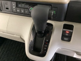 CVT車のセレクトレバーです。低速から高速まで、変速ショックのないスムーズな走りと、エンジン効率のよい領域を維持して燃費にも貢献します。サイドブレーキはスイッチ操作の電子制御パーキングブレーキです。