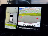 上空から見下ろしているような映像で周囲を確認可能。駐車時や狭い道でのすれ違いも安心・安全に行えます。