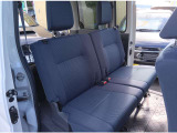 商用車ですが、後席も使い勝手の良いグレードです