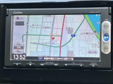 鮮明な地図表示で、目的地までスムーズに案内。初めての道でも安心して運転を楽しめます。渋滞情報も確認でき、効率的なルート選択に貢献。