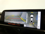 パノラミックビューモニター付きです。車両を上から見たような映像を画面に表示。運転席からの目視だけでは見にくい、車両周辺の状況をリアルタイムでしっかり確認できます。