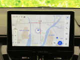 高精細なディスプレイが、運転をサポート。地図表示も見やすく、目的地への到着をスムーズに導きます。情報表示の鮮明さも魅力です。