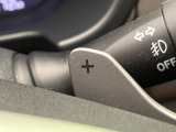 【パドルシフト】ハンドルから手を離さずに素早くシフトアップ&ダウンができるので、エンジンブレーキを使う下り坂や高速道路の合流で加速したい場面で役立ちます。