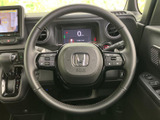 握りやすいステアリングは、運転操作をスムーズにします。操作性にも優れ、快適なドライビングをサポートします。