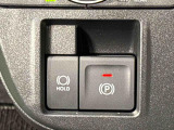 指先だけで簡単に操作が可能な電動パーキングブレーキを採用。「HOLD」スイッチを押すと、渋滞や信号待ちなどでブレーキペダルから足を離しても、ブレーキを保持するので安心です
