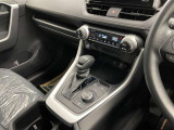 操作しやすいATシフトです♪シフトチェンジを気にしなくていいので運転だけに集中できますね!自然と手に届くところにある、手になじむ形状のシフトノブがいいですね♪
