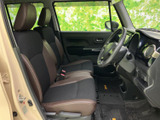 運転席からの視界は広く、運転操作もスムーズに行えます。座り心地の良いシートと、機能的な内装で快適なドライブをサポートします。使いやすさを追求した空間です。