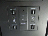 左右独立ムーンルーフ(電動シェード&挟み込み防止機能付)