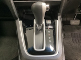 CVT車のセレクトレバーです。低速から高速まで、変速ショックのないスムーズな走りを実現するとともに、エンジン効率のよい領域を維持することで燃費にも貢献します。