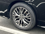 タイヤサイズは225/55R19!純正アルミホイール!残り溝は7ミリ程度です!