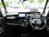 大きなフロントガラスで広々とした視界の運転席まわりです。