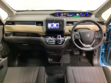 車内は光触媒抗菌消臭施工済です。インパネ周りはスタイリッシュなデザインで機能や装備も充実しています。グローブボックスやカップホルダーのほかにトレーなどたくさんの収納スペースが付いています。