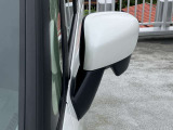 狭い駐車場でも安心。電動格納式リモコンドアミラー!